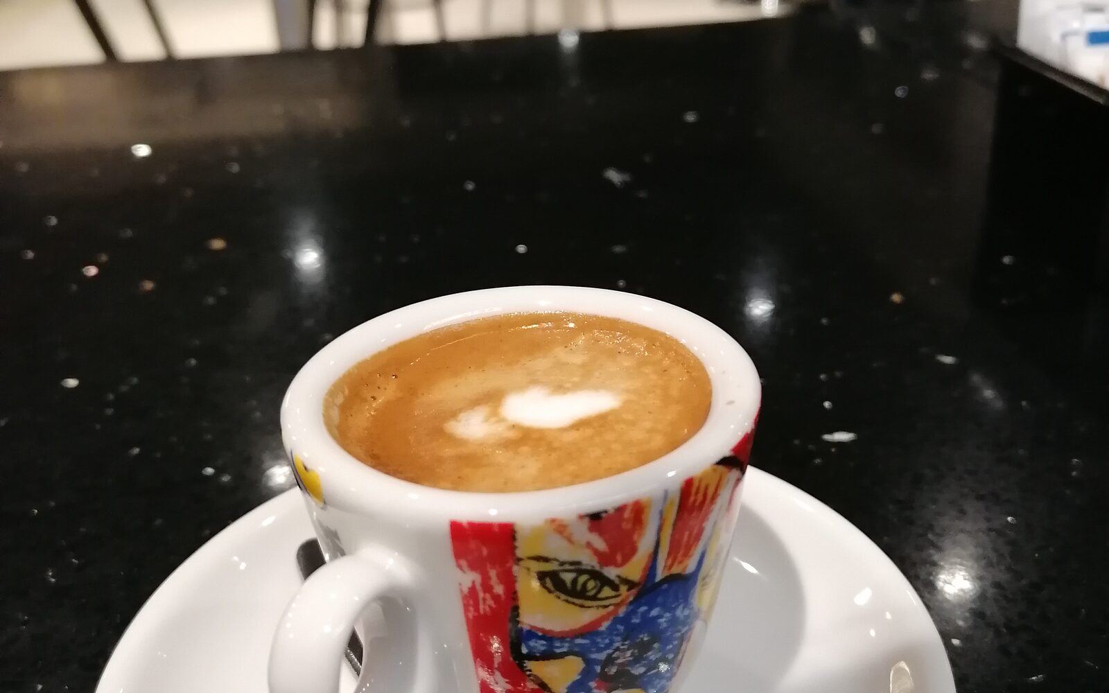 ミラノのカフェでカウンターに置かれた小さなカップのエスプレッソ