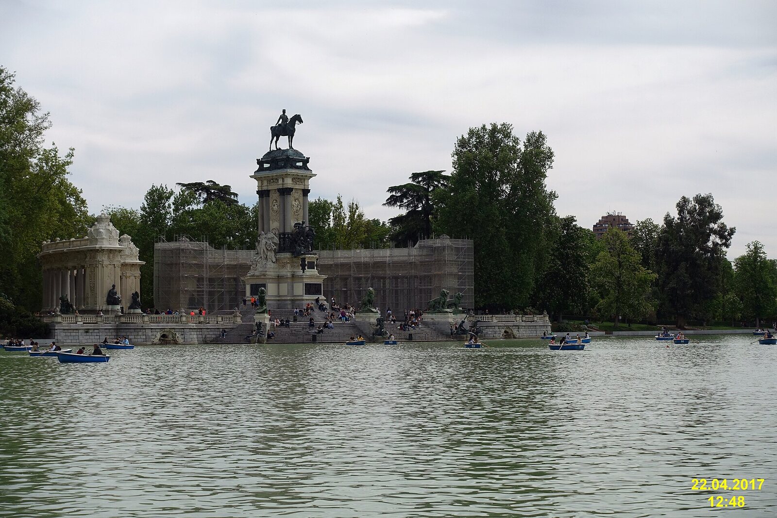 レティーロ公園の池とアルフォンソ12世記念碑を望む風景