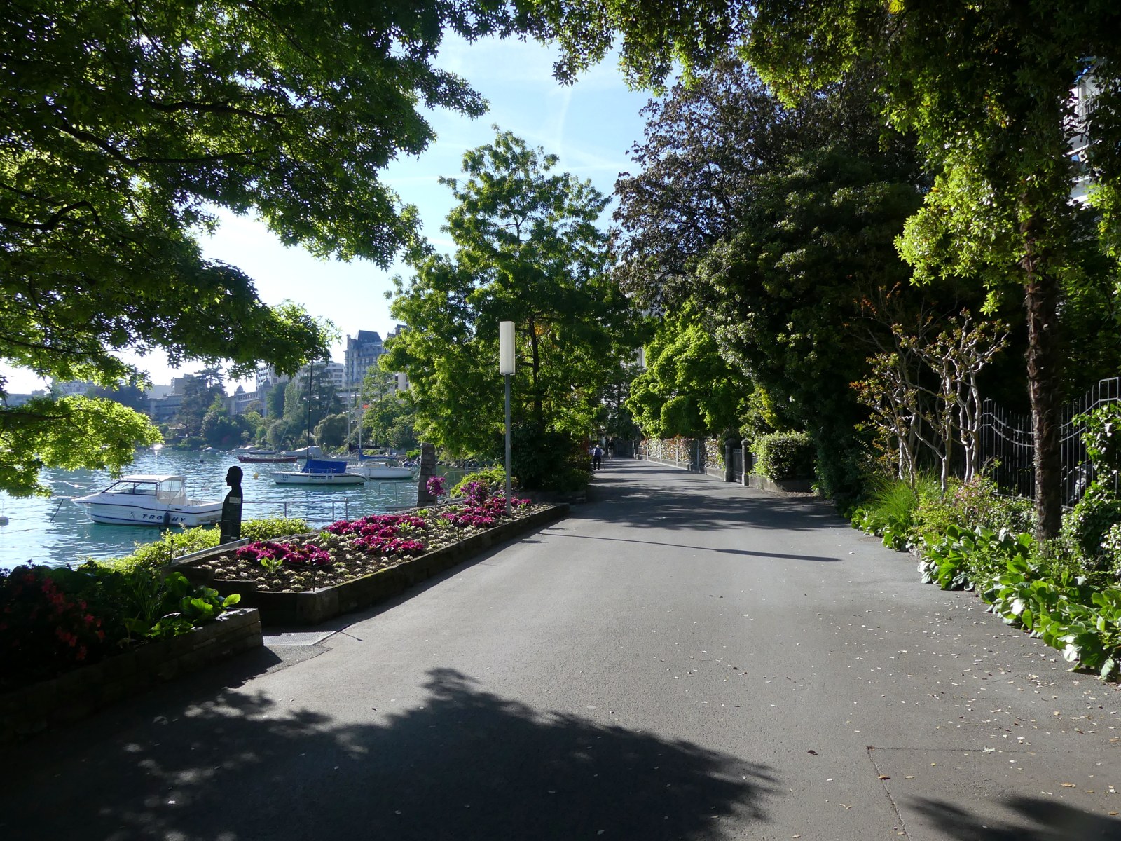 モントルーの湖畔遊歩道